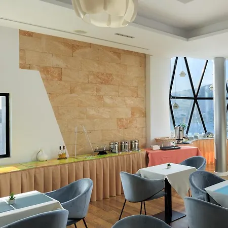 布兰特萨兰达酒店 4* Sarandë